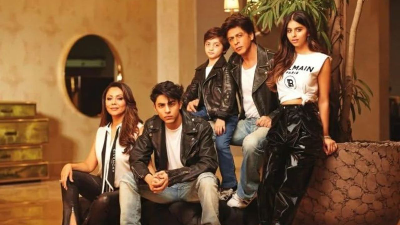  બોલિવુડ કિંગ શાહરુખ ખાન દુનિયાનો સૌથી અમીર અભિનેતા છે. દુનિયાના ફેમસ સ્ટાર પણ શાહરુખ ખાનના સ્ટાર્ડમ આગળ નબળા છે. શાહરુખ ખાનના ચાહકો પણ મોટી સંખ્યામાં છે. શાહરુખ ખાને માસ કોમ્યુનિકેશન ફિલ્ડમાં માસ્ટર પણ કર્યું છે. આજે છે કિંગ ખાનનો જન્મ દિવસ તો તેના પરિવાર વિશે જાણીએ.