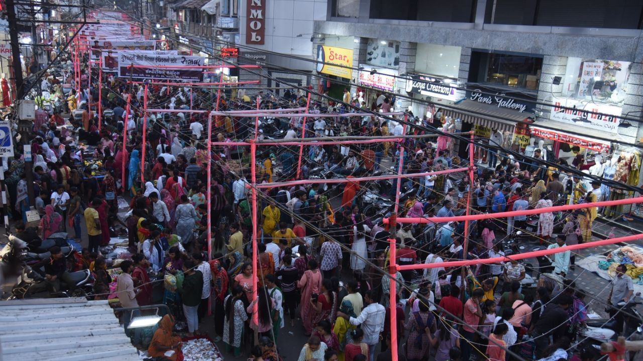 માર્કેટમાં અત્યારે અવનવી વેરાયટીના સૌથી વધુ ખરીદીના કપડાં,જૂતા, તેમજ પર્સ, બેલ્ટ, સહિતની એસેસરીઝ ઘરના સુશોભન થતી વસ્તુઓ ફુલ ડેકોરેશન લાઈટિંગ સહિતની છે.