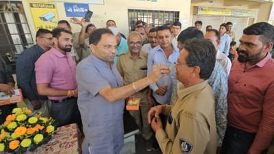 રાજ્ય પ્રધાન મુકેશ પટેલે બસના ડ્રાઈવર અને મુસાફરો સાથે દિવાળીના પર્વની કરી ઉજવણી