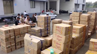 સુરત રૂરલ પોલીસે રૂપિયા 2.70 કરોડથી વધુની કિંમતના ફટાકડાના જથ્થાને સીઝ કર્યો, જાણો કેમ? સુરત રૂરલ પોલીસે રૂપિયા 2.70 કરોડથી વધુની કિંમતના ફટાકડાના જથ્થાને સીઝ કર્યો, જાણો કેમ?