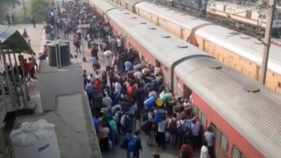 દિવાળીમાં ટ્રેનની સફર તો ઠીક કોચમાં ચઢવું પણ પડકારજનક બની રહ્યું છે, જુઓ સુરત રેલવે  સ્ટેશનનો આ વિડીયો