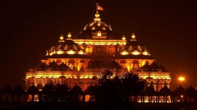 રાજધાની દિલ્હીમાં વિશ્વ પ્રસિદ્ધ સ્વામીનારાયણ અક્ષરધામ મંદિરમાં દિવાળીની ઉજવણીની શરૂઆત થઈ ગઈ છે. ભક્તોમાં પણ તહેવારનો ઉત્સાહ જોવા મળી રહ્યો છે. ત્યારે મંદિર પરિસરને રંગબેરંગી રોશનીથી સજાવવામાં આવ્યુ છે. 