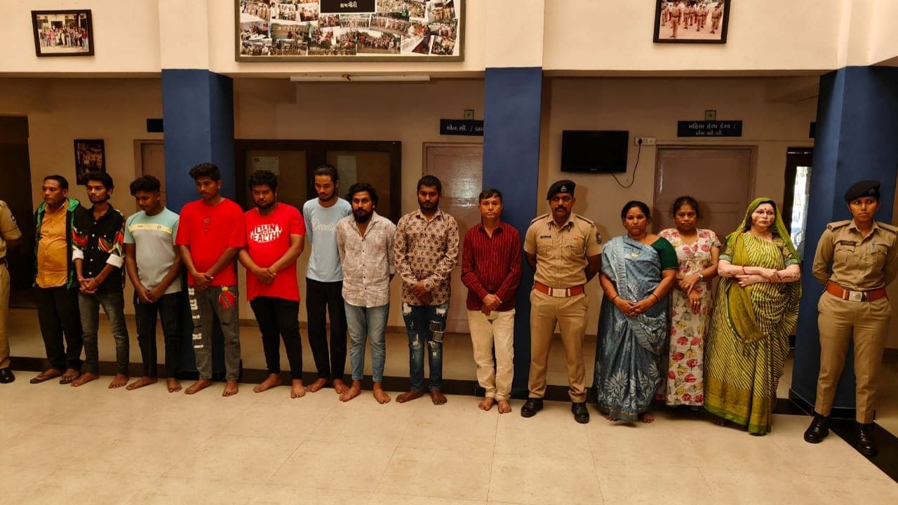 CCTV video of attack on police team in Shahibagh area of ​​Ahmedabad