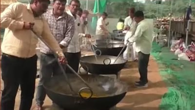 ઉધનાના ધારાસભ્ય મનુ પટેલે 156 ઘીના ડબ્બાની સુખડી ભગવાનને અર્પણ કરી અનોખી માનતા પૂર્ણ કરી, જુઓ વિડીયો ઉધનાના ધારાસભ્ય મનુ પટેલે 156 ઘીના ડબ્બાની સુખડી ભગવાનને અર્પણ કરી અનોખી માનતા પૂર્ણ કરી, જુઓ વિડીયો