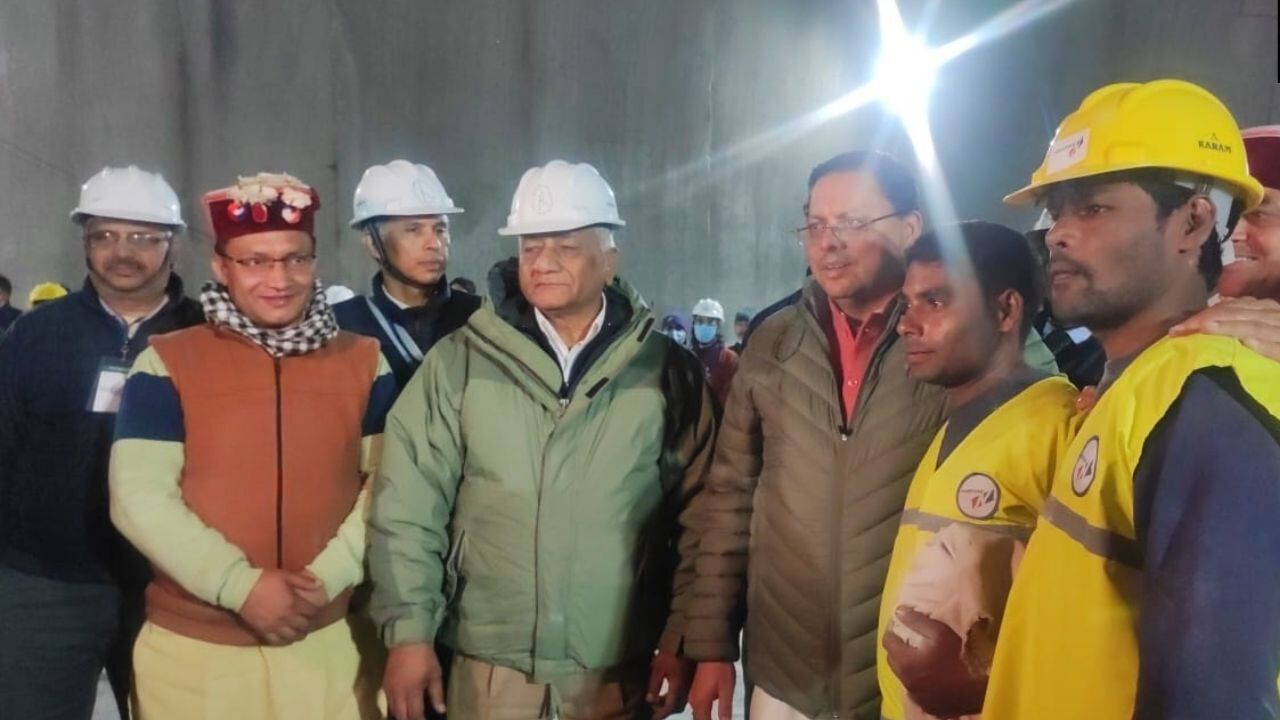 શ્રમિકો બહાર આવતા જ ટનલ પાસે હાજર તમામ લોકોએ ભારત માતાકી જય, હર હર મહાદેવ અને મોદી હૈ તો મુમકીન હે ના જયકારા લગાવ્યા હતા. લોકો આતશબાજી કરી રહ્યા હતા. અહીના સ્થાનિકો પણ સતત પરિવારજનોને શ્રમિકો સુરક્ષિત બહાર આવશે તેવુ આશ્વાસન આપી રહ્યા હતા. 