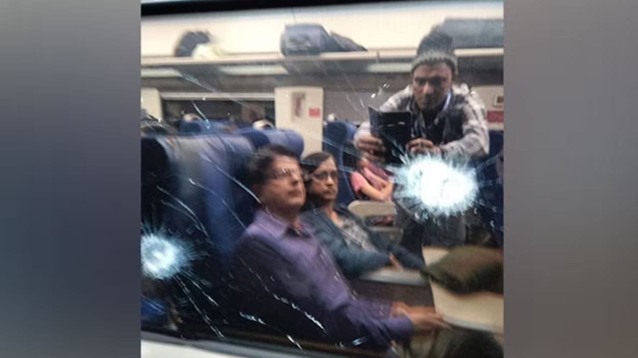 ઘટના અંગે અધિકારીઓએ જણાવ્ હતુ કે, ઓડિશામાં ઢેંકનાલ-અંગુલ રેલવે સેક્શન પર મેરામમંડલી અને બુધપંક વચ્ચે પથ્થરમારાને કારણે રાઉરકેલા-ભુવનેશ્વર વંદે ભારત એક્સપ્રેસ (20835) ટ્રેનના એક્ઝિક્યુટિવ ક્લાસ કોચની બારીના કાચને નુકસાન થયું હતું.