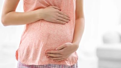 મહિલાઓ માટે ગર્ભાવસ્થા જેટલી સુંદર ક્ષણ હોય છે, તેટલી જ તે તેની સાથે પડકારો પણ લાવે છે. આ સમય દરમિયાન, માતાએ પોતાની સાથે સાથે ગર્ભમાં રહેલા બાળકની પણ કાળજી લેવી પડે છે. ગર્ભાવસ્થા દરમિયાન સ્ત્રીઓને ક્યારેક ઉલટી થાય છે. જો કે, ગર્ભાવસ્થા દરમિયાન ઉલટી થવી ખૂબ જ સામાન્ય માનવામાં આવે છે. યુએસ હેલ્થ એજન્સી નેશનલ ઇન્સ્ટિટ્યૂટ ઓફ હેલ્થ અનુસાર, લગભગ 70 થી 80 ટકા મહિલાઓને ગર્ભાવસ્થાના પહેલા ત્રણ મહિનામાં ઉબકા કે ઉલ્ટી થઈ શકે છે.