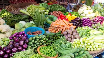 શિયાળો આવતા જ દરેક વ્યક્તિની ત્વચા શુષ્ક થઈ જાય છે, કારણ કે આ ઠંડી હવા આપણી ત્વચામાંથી ભેજને શોષી લે છે જેના કારણે ત્વચા શુષ્ક અને નિર્જીવ દેખાવા લાગે છે. પરંતુ શિયાળાની એક સારી વાત એ છે કે આ ઋતુમાં શાકભાજી પુષ્કળ પ્રમાણમાં આવે છે, આ ઋતુમાં મળતા ફળો અને શાકભાજી આપણી ત્વચા અને સ્વાસ્થ્ય બંને માટે ખૂબ જ ફાયદાકારક હોય છે. તેથી, જો તમે પણ તમારી નિર્જીવ અને શુષ્ક ત્વચામાં ચમક લાવવા માંગો છો, તો તે ખૂબ જ સરળ છે, તમારે ફક્ત આ કામ કરવું પડશે. અહીં અમે તમને એવા 5 હેલ્ધી ડ્રિંક્સ વિશે જણાવીશું જે તમારા સ્વાસ્થ્ય માટે પણ ફાયદાકારક રહેશે. આને રોજ પીવાથી તમારી ત્વચા પર કુદરતી ચમક આવશે.