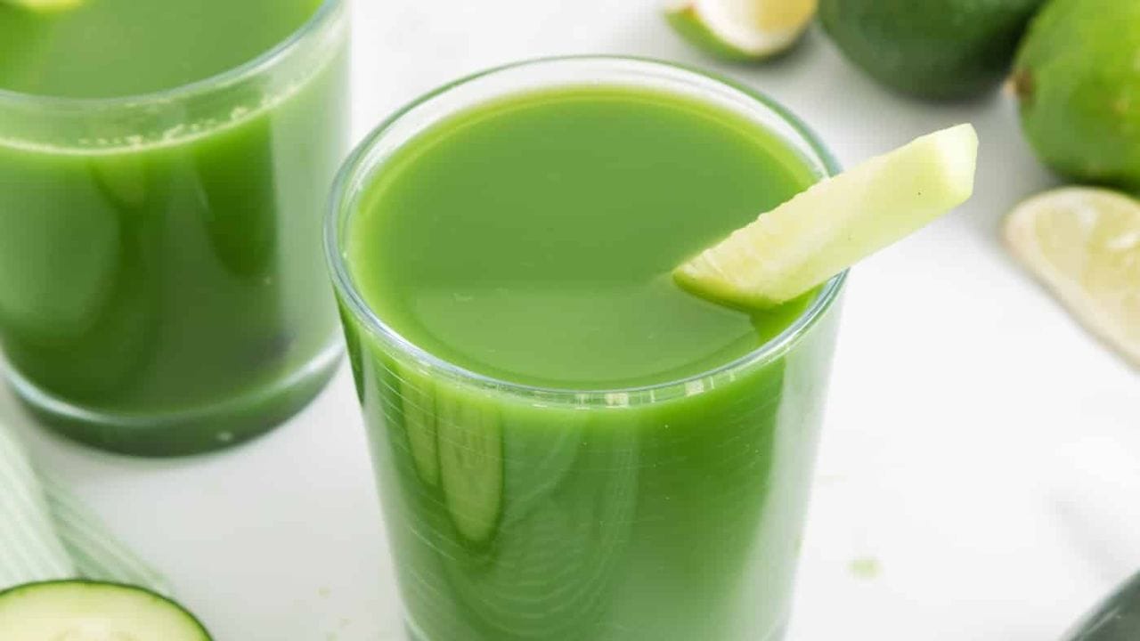 કાકડીનો રસ: કાકડી એ દરેક ઋતુમાં ઉપલબ્ધ શાકભાજી છે.તેમાં ભરપૂર માત્રામાં પાણી હોય છે જે તમારી ત્વચાને હાઈડ્રેટ રાખે છે.તેનો જ્યુસ પીવાથી ત્વચામાં શુષ્કતા આવતી નથી અને તેનાથી ત્વચા પર વધારાનું ઓઇલ પણ જમા થતું નથી. જેનાથી પિમ્પલ્સની સમસ્યા નથી થતી. આ સિવાય તેના રસને કારણે પાચનની કોઈ સમસ્યા નથી થતી, જ્યારે તમારું પેટ સાફ રહે છે, ત્યારે તમારી ત્વચા કુદરતી રીતે ચમકે છે.