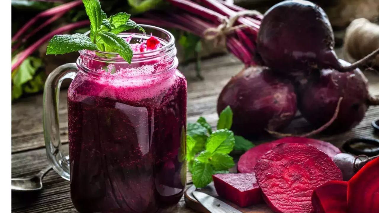 બીટરૂટનો જ્યુસ બીટરૂટ શિયાળામાં સૌથી આરોગ્યપ્રદ શાકભાજીમાંથી એક છે. સ્વાસ્થ્યની દૃષ્ટિએ પણ તેના ઘણા ફાયદા છે. તમારું બ્લડ પ્રેશર ઘટાડવાની સાથે, તે તમારા સ્ટેમિનામાં પણ વધારો કરે છે અને તેના ઉપયોગથી સ્નાયુઓમાં પણ વધારો થાય છે. આ ઉપરાંત તેનો રસ પીવાથી તમારું વજન પણ નિયંત્રણમાં રહે છે. આ ઉપરાંત, તે તમારી ત્વચા માટે એક રામબાણ ઉપચાર છે જે તમારી ત્વચાને કુદરતી રીતે ચમકદાર બનાવે છે, અને દરરોજ તેનો રસ પીવાથી તમારા રંગમાં પણ સુધારો થાય છે. તો શિયાળો આવતા જ લગ્નની સિઝન પણ શરૂ થઈ જાય છે અને જો તમે પણ કોઈને ઈમ્પ્રેસ કરવા ઈચ્છતા હોવ તો રોજ આ જ્યૂસ પીવાનું શરૂ કરી દો.