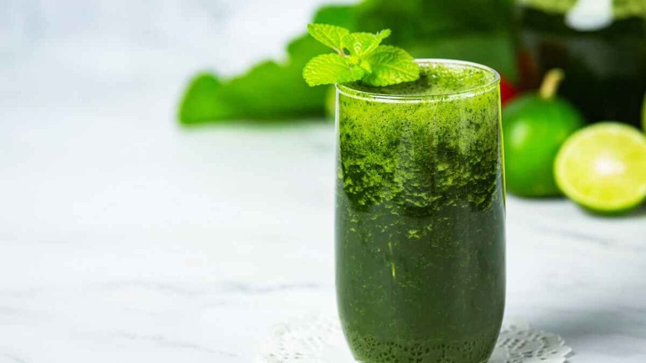 પાલકનો જ્યૂસઃ પાલક પણ શિયાળાની એક હેલ્ધી શાક છે, એન્ટીઓક્સીડેન્ટથી ભરપૂર આ શાક તમારી ત્વચા માટે પણ ખૂબ જ ફાયદાકારક છે, તેનો રસ પીવાથી સ્કિનને કોઈ નુકસાન થતું નથી, તેમાં વિટામિન સી ભરપૂર માત્રામાં હોય છે. જે આપણી ત્વચામાં કુદરતી ચમક લાવે છે.