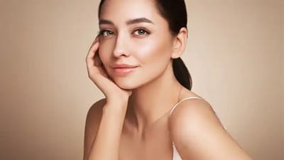 શિયાળાના દિવસો હવે શરૂ થયા છે. ઠંડીના દિવસોમાં આપણી ત્વચા ખૂબ જ શુષ્ક થઈ જાય છે. જેના કારણે ત્વચા સંબંધિત ઘણી સમસ્યાઓ થાય છે. પરંતુ ઠંડીના દિવસોમાં દરેક વ્યક્તિએ પોતાનું ધ્યાન રાખવું જરૂરી છે. શિયાળાના દિવસોમાં શુષ્ક ત્વચા પર મેકઅપ કરવો મહિલાઓ માટે મુશ્કેલ છે. 
