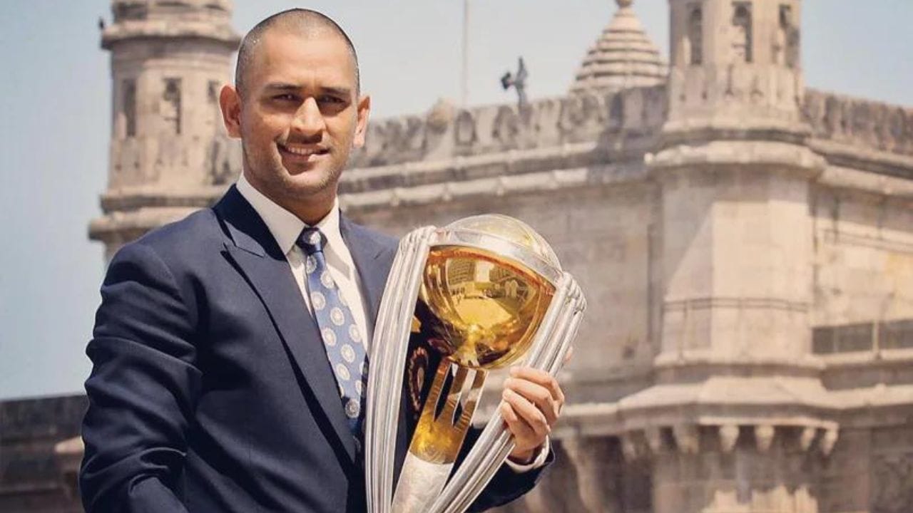  કેપ્ટન કૂલ ધોનીએ વનડે વર્લ્ડ કપની 17 મેચમાં ભારતીય ટીમની કમાન સંભાળી હતી. જેમાંથી 14 મેચમાં જીત, 2 મેચમાં હાર અને 1 મેચ ટાઈ રહી હતી. તેણે વર્ષ 2011 અને 2015ના વનડે વર્લ્ડ કપમાં ભારતીય ટીમનું નેતૃત્વ કર્યુ હતુ. ધોનીની વિનિંગ સિક્સર સાથે ભારતીય ક્રિકેટ ટીમે 2011માં વર્લ્ડ કપ જીત્યો હતો. જો કે એમ એસ ધોનીએ વિશ્વકપમાં બે વાર કેપ્ટનશીપ કરીને 14 મેચ જીતવાનો વિક્રમ કર્યો છે. જ્યારે રોહીત શર્માંએ એકવાર વિશ્વકપમાં કેપ્ટનશીપ કરીને 10 મેચ જીતવાનો વિક્રમ રચ્યો છે. જો રોહીત શર્માને બીજીવાર ક્રિકેટ વિશ્વકપમાં કેપ્ટન બનાવવામાં આવે તો ધોની સહીત વિશ્વના અનેક કેપ્ટનના વિક્રમ રચી શકે છે.