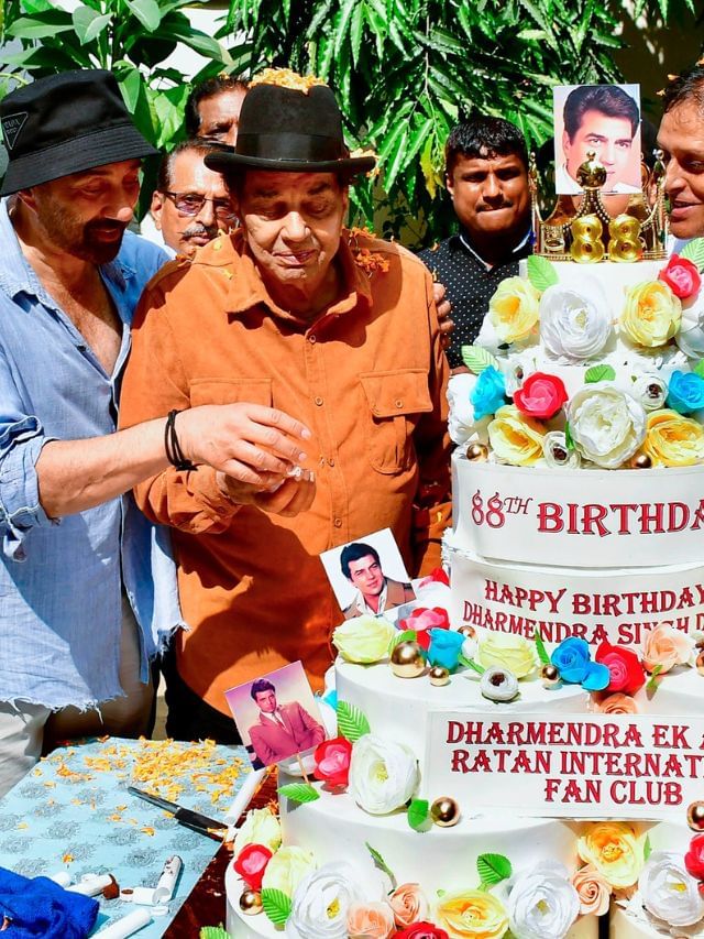 જન્મદિવસની કેક કટિંગ દરમિયાન Dharmendra Deol થયા ભાવુક, સની દેઓલે તેના રુમાલથી લૂછ્યાં આંસુ, જુઓ વીડિયો જન્મદિવસની કેક કટિંગ દરમિયાન Dharmendra Deol થયા ભાવુક, સની દેઓલે તેના રુમાલથી લૂછ્યાં આંસુ, જુઓ વીડિયો