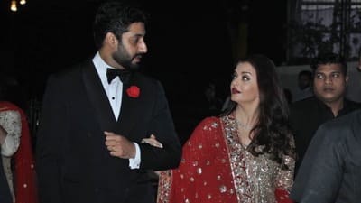 ઐશ્વર્યા રાય બચ્ચન અને અભિષેક બચ્ચન બોલિવૂડના પરફેક્ટ કપલ્સમાંથી એક છે. ત્યારે આ જ પરફેક્ટ કપલના છૂટાછેડાની ચર્ચાએ ફેન્સના દિલ તોડી દીધા છે. ફેન્સ જાણવા માંગે છે કે શું ખરેખર અભિષેક અને ઐશ્વર્યા બન્ને એકબીજાથી અલગ થઈ રહ્યા છે? જોકે આ અંગે બન્ને તરફથી કે બચ્ચન પરિવાર તરફથી કોઈ નિવેદન આપવામાં આવ્યુ નથી ત્યાર સુધી બન્ને છૂટાછેડા માત્ર એક અફવા હોઈ શકે છે પણ શું તમે જાણો છો કે ઐશ્વર્યાની લાઈફમાં સલમાન અને વિવેક ઓબરોય જેવા સુપસ્ટાર એક્ટર હોવા છત્તા કેવી રીતે તે અભિષેકના પ્રેમમાં પડી ગઈ અને 2007માં સીધા લગ્ન કરી લીધા જાણો બન્નેની ઈટ્રેસ્ટીંગ લવ સ્ટોરી. 