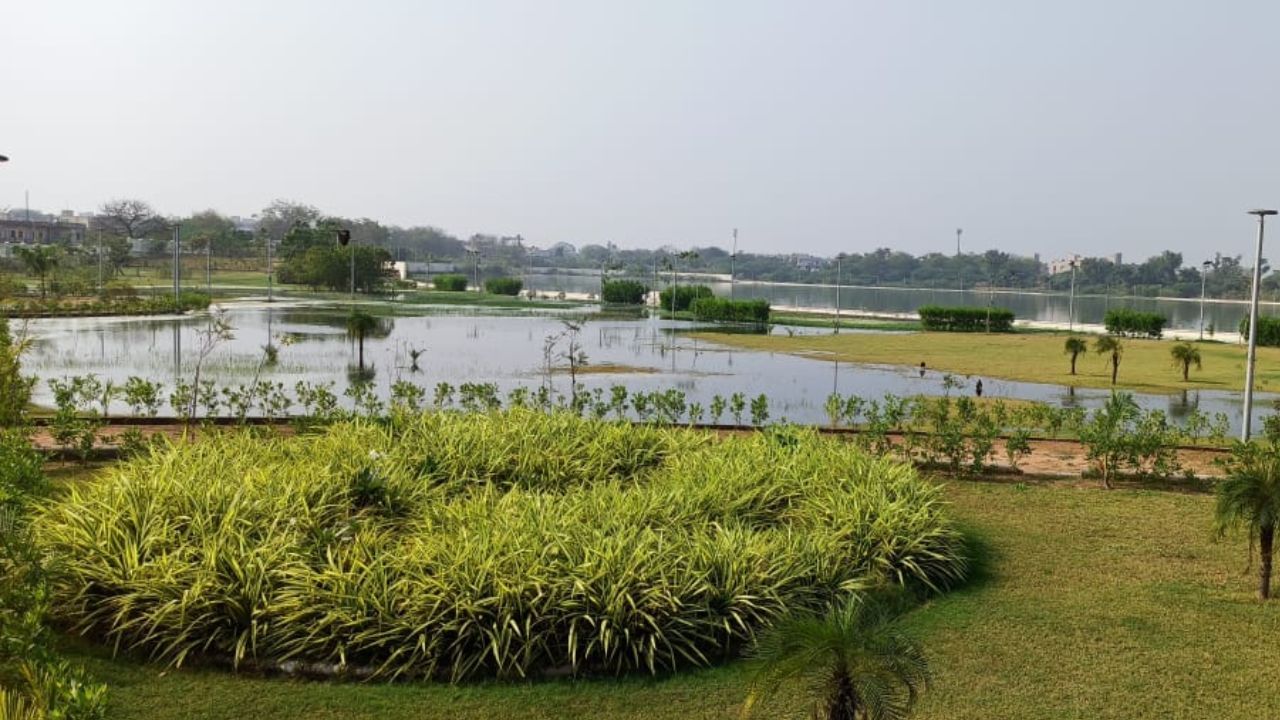 કરોડો રૂપિયાનો ખર્ચ કર્યા બાદ ગટરના પાણી ફરી વળતા તળાવ પબ્લિક માટે બંધ કરાયું છે. તળાવની ફરતે કેમિકલ અને ગટરના પાણીની પુષ્કળ દુર્ગંધથી સ્થાનિકો પરેશાન છે.