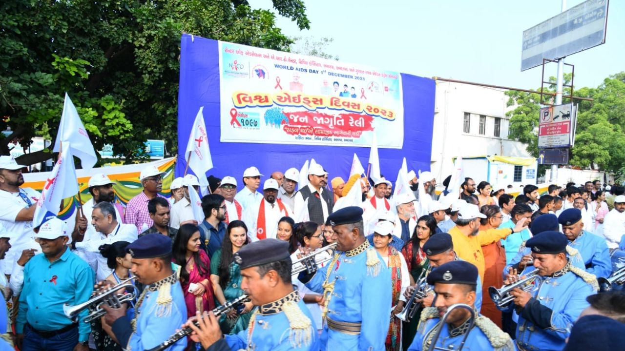  વિશ્વ એઇડ્સ દિવસ પર આયોજિત આ રેલીમાં સિવિલ હોસ્પિટલના સુપ્રિટેન્ડેન્ટ ડો.રાકેશ જોષી, એડિશનલ પ્રોજેક્ટ ડાયરેક્ટર ડો. રાજેશ ગોપાલ સહિતના અધિકારીઓ ઉપસ્થિત રહ્યા હતા.