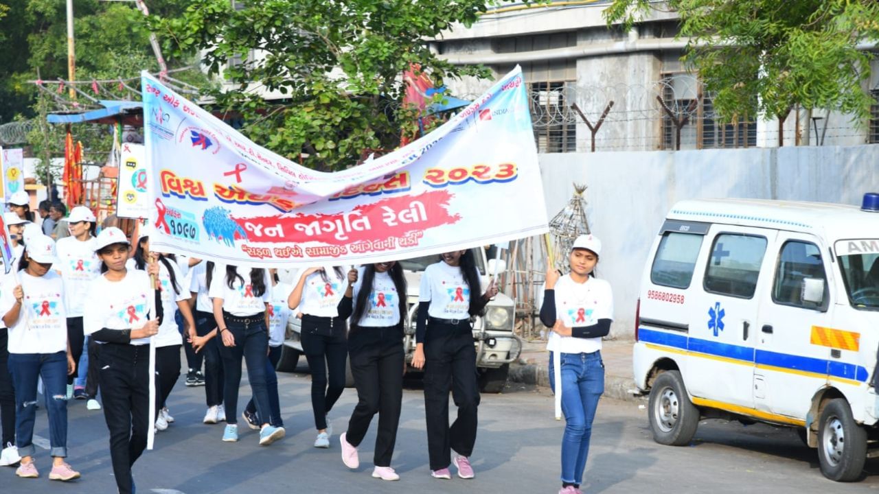 આ ઉપરાંત મેડિકલ અને અન્ય કોલેજોના વિધાર્થીઓ, એન.એસ.એસ આરોગ્ય કર્મચારીઓ, દિવ્યાંગ ભાઈઓ-બહેનો, વિવિધ સ્વૈચ્છિક સંસ્થાઓ, પોલીસ બેન્ડ, ઘોડેસવાર પોલીસ અને મોટી સંખ્યામાં નાગરિકો ઉપસ્થિત રહ્યા હતા.