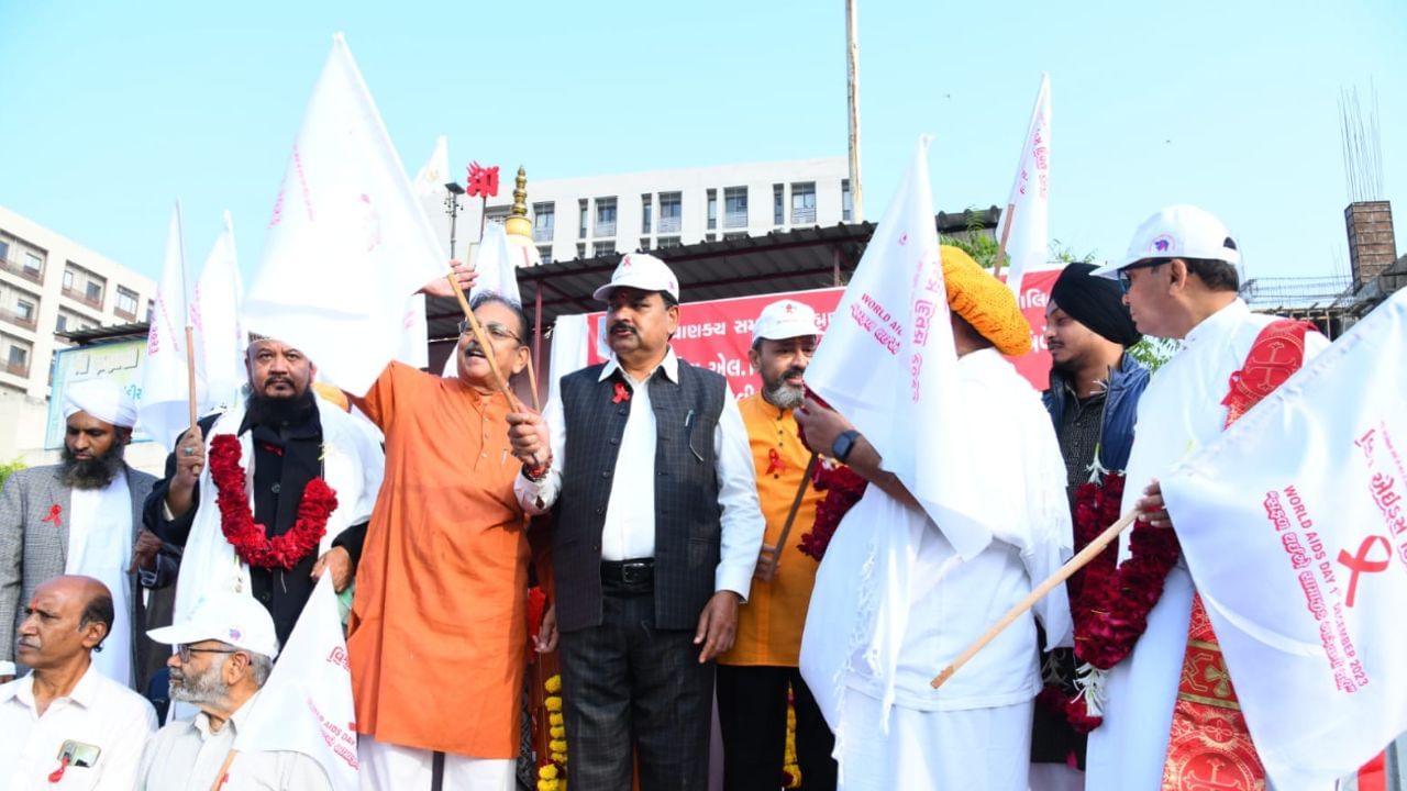 શિક્ષણ મંત્રી કુબેરભાઈ ડીંડોરે ફ્લેગ ઓફ કરીને રેલીનો શુભારંભ કરાવ્યો હતો. આ રેલીનું આયોજન સિવિલ હોસ્પિટલથી ત્રણ કિલોમીટરના વિસ્તારમાં કરાયું હતું. 