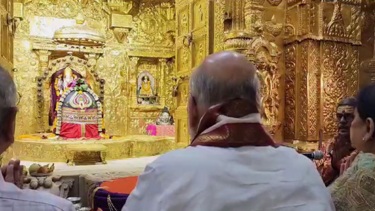 સોમનાથ મંદિરમાં અમિત શાહે સહપરિવાર શીશ ઝુકાવ્યુ હતુ અને ભગવાન શિવના આશીર્વાદ મેળવ્યા હતા.
