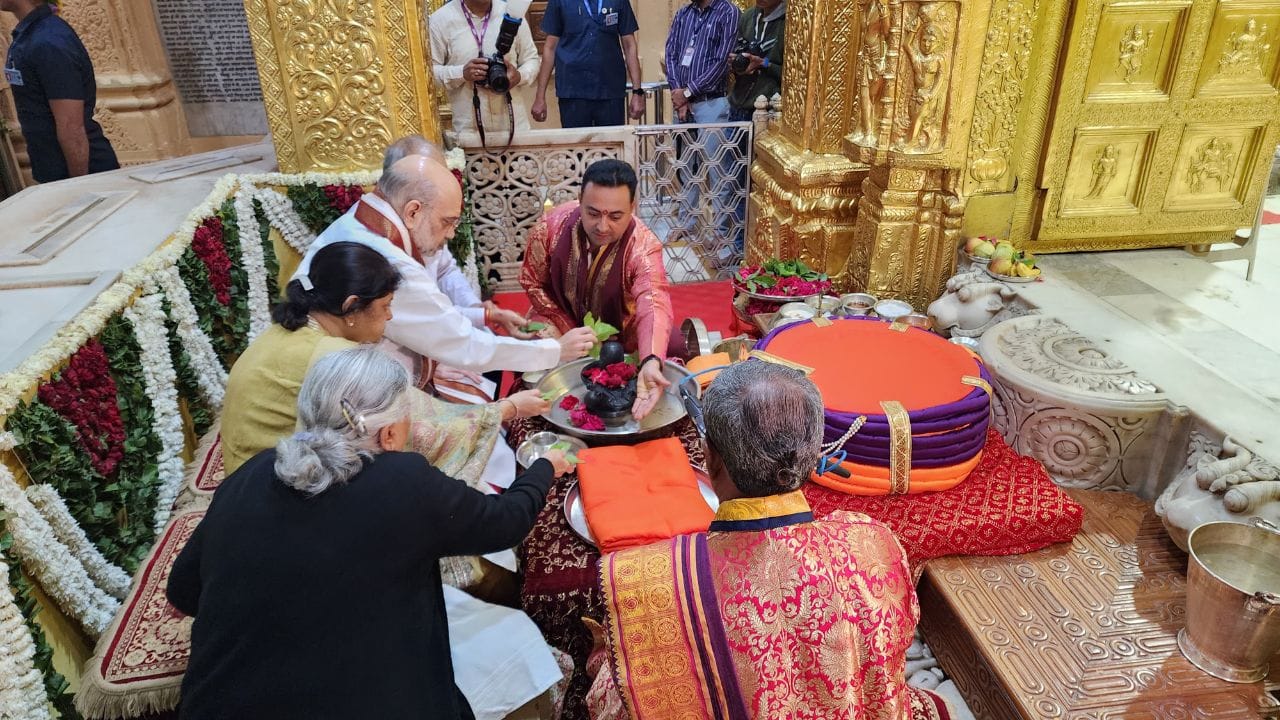 અમિત શાહે સોમનાથ મંદિરમાં સોમેશ્વર પૂજા, પાઘ પૂજા અને ધ્વજારોહણ કરી અને ધન્યતા અનુભવી હતી. 
