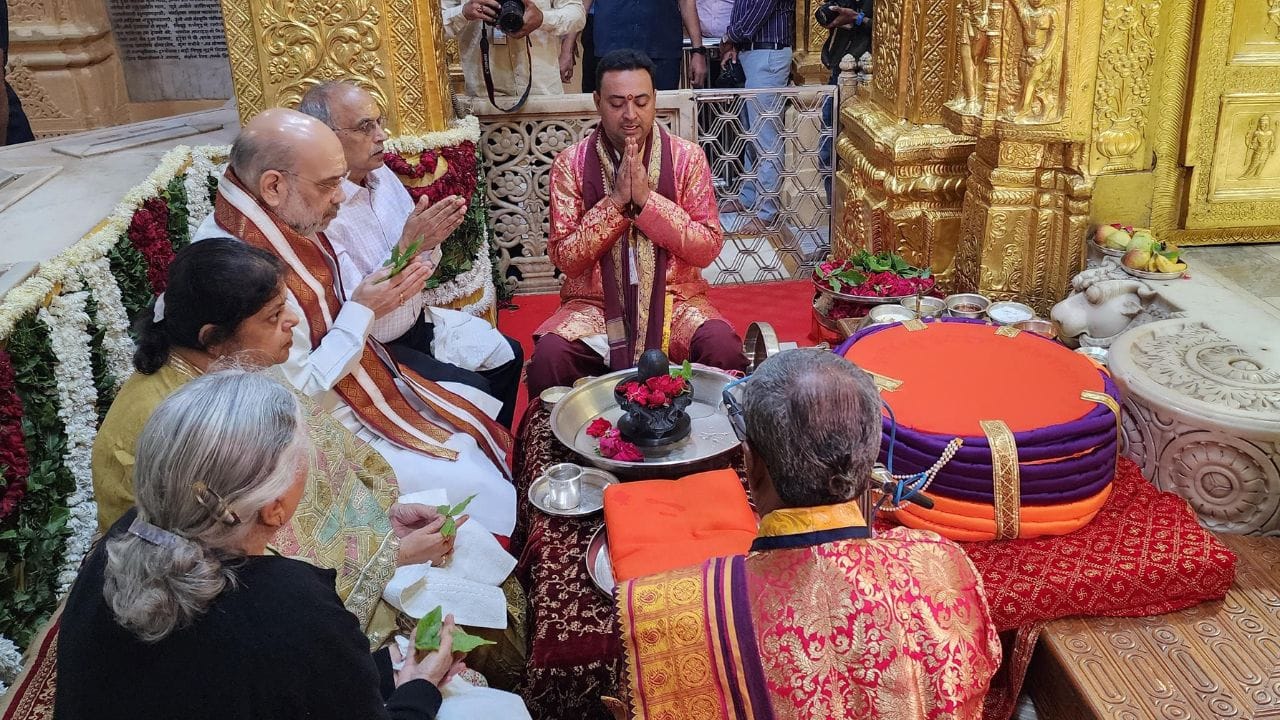 ગૃહ મંત્રી અમિત શાહ સોમનાથ મહાદેવના દર્શન કરી આશીર્વાદ મેળવ્યા બાદ  હેલિકોપ્ટર દ્વારા જૂનાગઢ જવા રવાના થયા હતા. 
