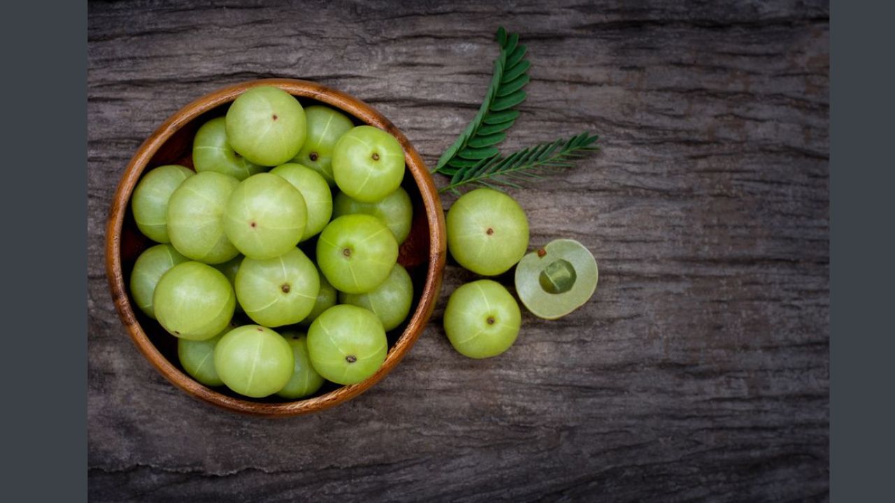 વાયરલ ઈન્ફેક્શનથી બચવા માટે આમળાઃ બદલાતી ઋતુમાં શરદી, અલ્સર અને પેટમાં ઈન્ફેક્શન સામાન્ય છે. જો આ બધાથી છુટકારો મેળવવો હોય તો આમળા ખાઓ. આમળામાં રહેલા તત્વો બેક્ટેરિયલ અને ફંગલ ઇન્ફેક્શન સામે લડવામાં મદદરૂપ છે.