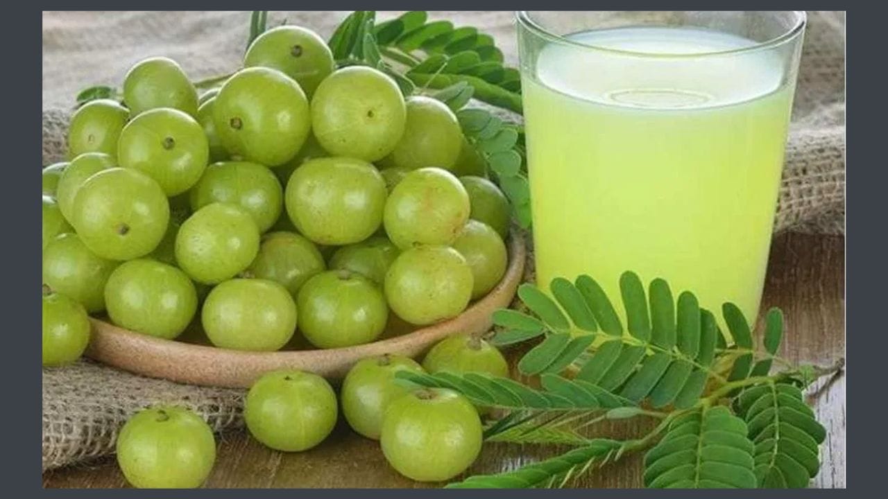 આમળામાં એન્ટીઓક્સીડેન્ટ હોય છે, જે શરીરને ડિટોક્સ કરવામાં મદદરૂપ છે. આમળા શરીરમાં રહેલા ઝેરી તત્વોને દૂર કરીને શરીરને સ્વસ્થ રાખવામાં મદદ કરી શકે છે.