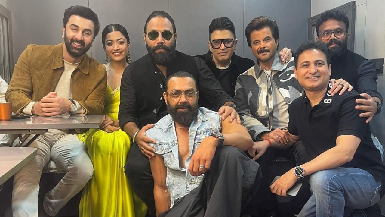 તમને જણાવી દઈએ કે, ફિલ્મ 'એનિમલ' 1લી ડિસેમ્બરે રિલીઝ થઈ છે. તે સંદીપ રેડ્ડી વાંગા દ્વારા નિર્દેશિત છે. આ ફિલ્મ અંદાજે 3 કલાક 21 મિનિટ છે. જો આપણે એનિમલના વર્લ્ડવાઈડ કલેક્શન પર નજર કરીએ તો રિપોર્ટ અનુસાર ફિલ્મે બે દિવસમાં લગભગ 236 કરોડ રૂપિયાનું કલેક્શન કર્યું છે.