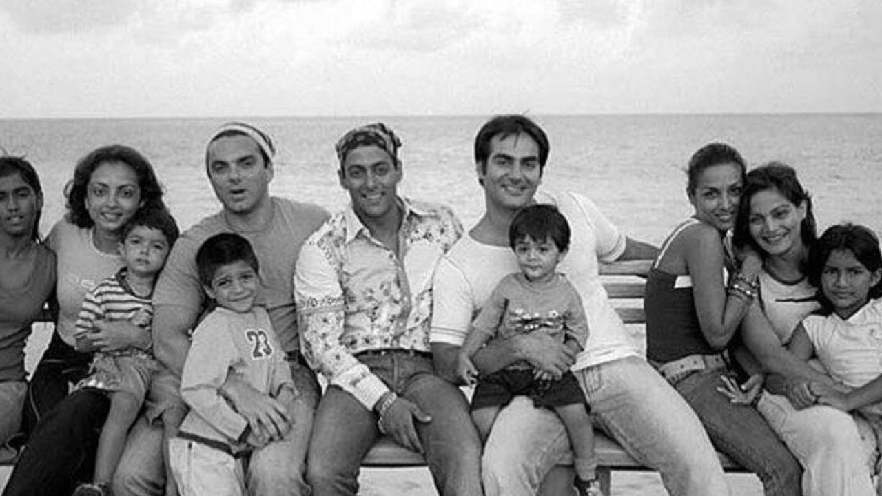 બોલિવૂડ અભિનેતા સલમાન ખાન તેમજ અભિનેતા-નિર્માતા સોહેલ ખાનનો ભાઈ છે.જેમની સાથે તેણે સિંધિયા સ્કૂલ ગ્વાલિયરમાં અભ્યાસ કર્યો હતો. તેની એક બહેન છે, અલવીરા ખાન અને દત્તક લીધેલી બહેન અર્પિતા ખાન છે. તેમના સાળા અભિનેતા અતુલ અગ્નિહોત્રી અને આયુષ શર્મા છે.