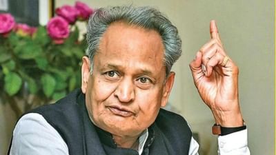 અશોક ગેહલોત લક્ષ્મણ સિંહ ગેહલોતનો પુત્ર છે, જે એક જાદુગર છે જે પોતાની જાદુઈ યુક્તિઓ બતાવવા માટે દેશભરમાં ફરતા હતા. ગેહલોતના પિતાએ બે ટર્મ માટે જોધપુર મ્યુનિસિપલ કોર્પોરેશનના પ્રમુખ તરીકે, એક ટર્મ માટે ઉપપ્રમુખ તરીકે અને ખાણકામના કોન્ટ્રાક્ટર તરીકે સેવા આપી હતી.