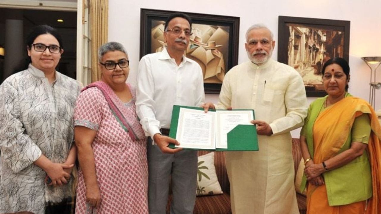 રાજનીતિમાં આવ્યા બાદ અટલ બિહારી વાજપેયીએ લગ્ન કર્યા ન હતા. તેમની મિત્ર રાજકુમારી કૌલની પુત્રી નમિતા હતી.અટલ બિહારી વાજપેયીએ લગ્ન નથી કર્યા, પરંતુ નમિતા ભટ્ટાચાર્ય તેમની પુત્રી છે. નમિતાને દત્તક લીધી હતી.