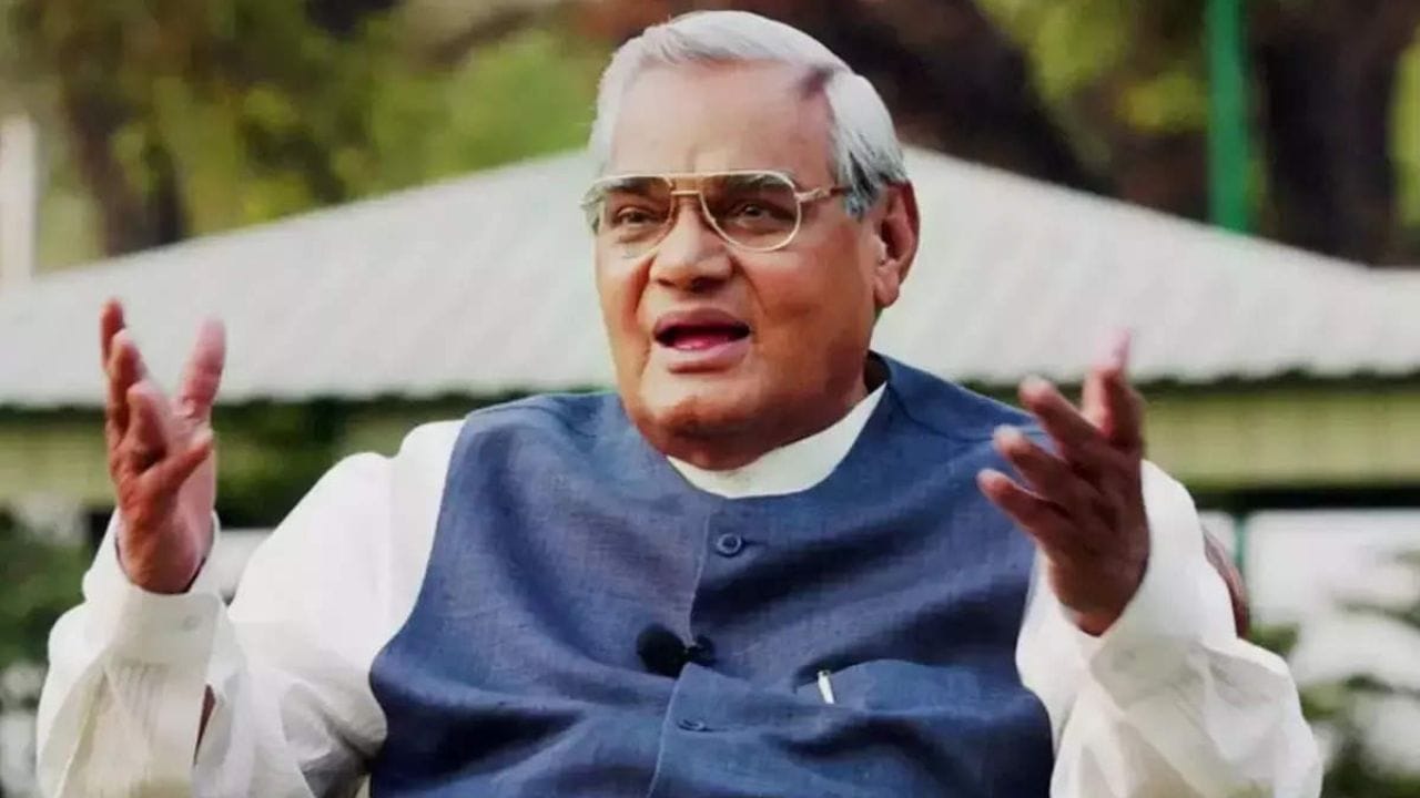 તેમની માતા કૃષ્ણા દેવી અને પિતા કૃષ્ણ બિહારી વાજપેયી હતા. તેમના દાદા, શ્યામ લાલ વાજપેયી હતા. અટલ બિહારી વાજપેયી સિવાય તેના 3 મોટા ભાઈ અવધબિહારી, સદાબિહારી અને પ્રેમબિહારી વાજપેયી અને 3 બહેનો હતી.