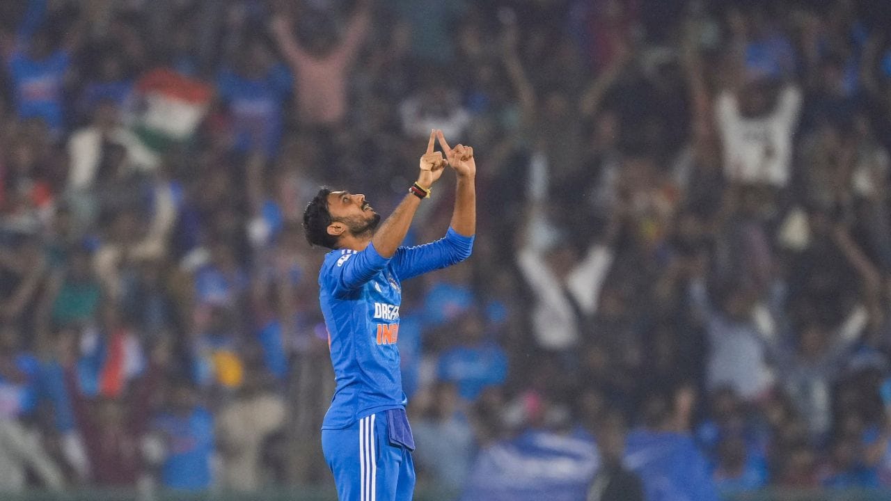 અક્ષર પટેલે પહેલી 3 ઓવરમાં ફક્ત 10 રન આપ્યા હતા. જેમાં તેણે 2 વિકેટ લીધી છે. જોકે આ સમગ્ર બોલિંગ દરમ્યાન કોઈ પણ ઓસ્ટ્રેલિયન પ્લેયર એક પણ ફોર કે સિક્સ મારી શક્યું નથી. 