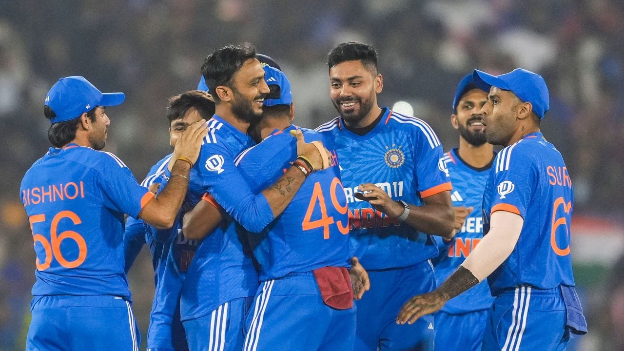 છગ્ગા ચોગ્ગા વગર સૂનું પડ્યું ગ્રાઉન્ડ, ઓસ્ટ્રેલિયા સામે ટી20 માં ગુજરાતના સ્પિનર અક્ષર પટેલ સામે ન ટકી શકી કાંગારૂ ટીમ