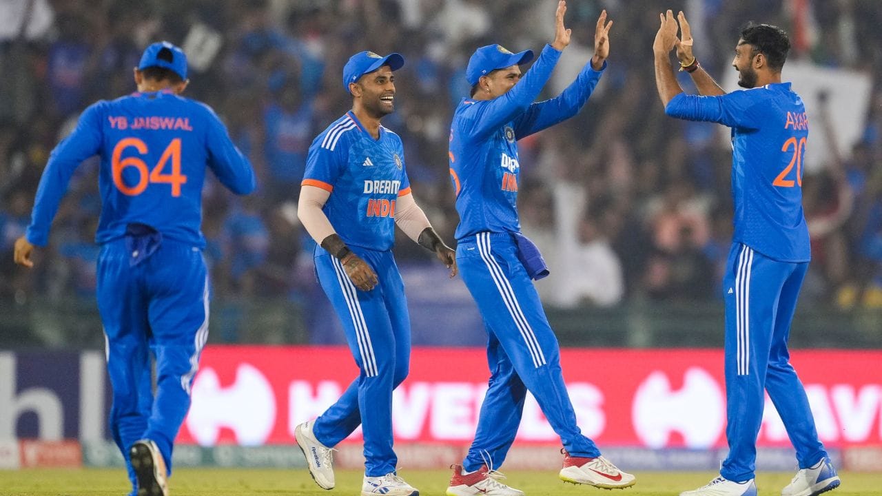 મહત્વનુ છે કે અક્ષર પટેલની ચોથી ઓવરમાં પહેલા બોલમાં ફોર પડી હતી. જોકે આ બાદ બીજા બોલે જ અક્ષર પટેલે વિકેટ લીધી હતી. એટ્લે કે આ સમગ્ર મેચ દરમ્યાન અક્ષરનું શાનદાર પ્રદર્શન રહ્યું હતું. 