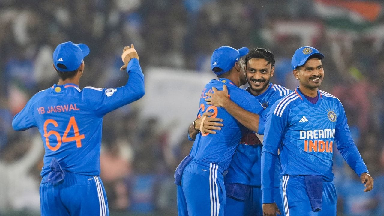 અક્ષર પટેલ લેફ્ટ આર્મ ઓર્થોડોક્સ બોલર છે. રાયપુરના આ સ્ટેડિયમની પિચ ફ્લેટ છે. જોકે આ ફ્લેટ પિચ સ્પિનર માટે અઘરી સાબિત થાય છે તેવું કહેવામાં આવે છે પરંતુ આ કાળી માટીની પિચ પર પણ અક્ષરે કમાલ કરી બતાવ્યો. સ્પિનરો માટે ડેડ પિચમાં તેણે ઓસ્ટ્રેલિયાના પ્લેયરોને રન બનાવવા તરસાવી દીધા હતા.   