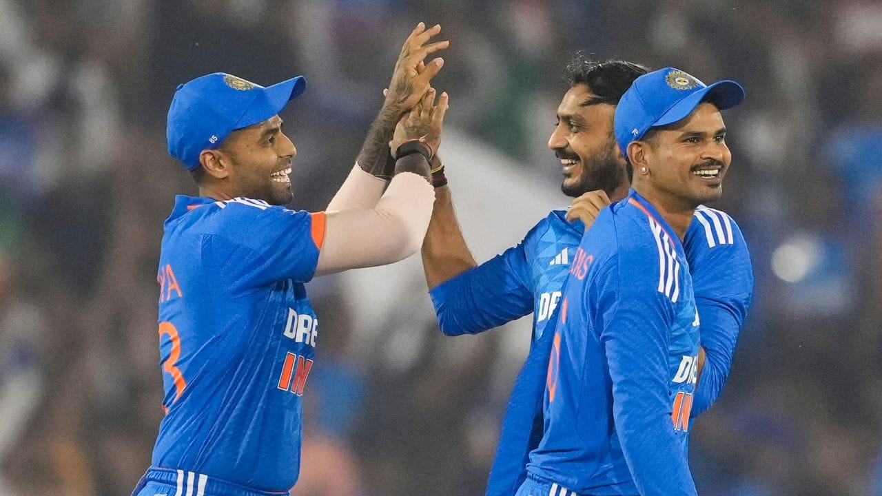 અક્ષર પટેલ 7, 5,9, અને 12 મી ઓવરમાં બોલિંગ કરી હતી. જોકે આજની અક્ષર પટેલની બોલિંગ એ ભારત માટે ગેમ ચેંજર સાબિત થાય તો ખોટું નથી. 