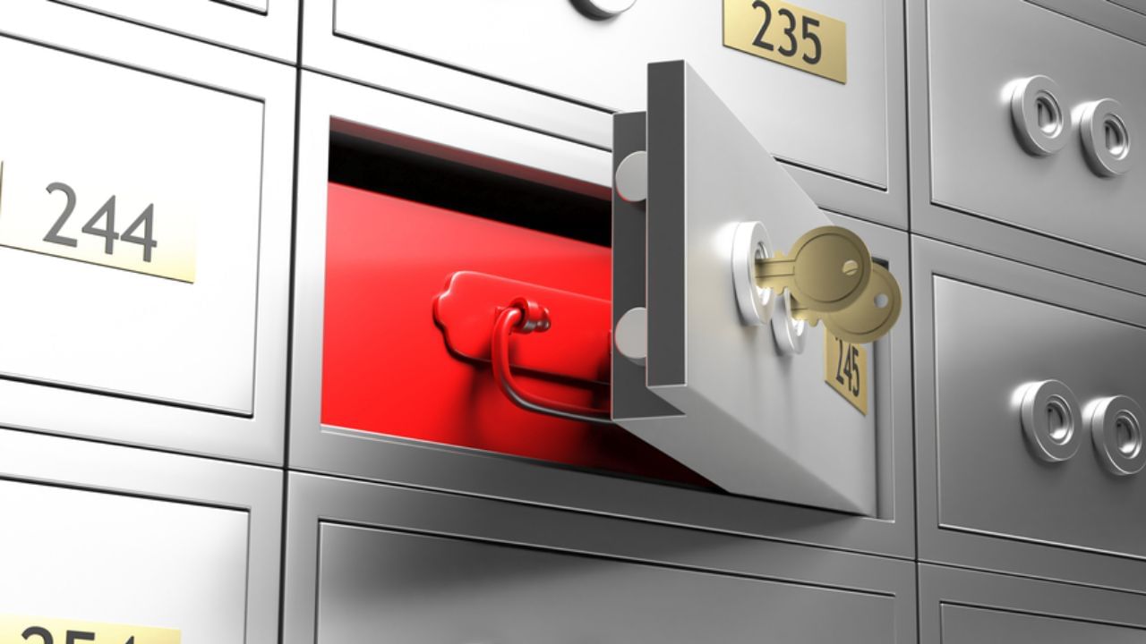 મોટાભાગના લોકો પોતાનું સોનું અને મહત્વપૂર્ણ દસ્તાવેજો બેંક લોકરમાં રાખે છે. ત્યારે લોકરમાં રાખવામાં આવેલી વસ્તુઓની સુરક્ષા માટે કરાર પર સહી કરવી જરૂરી છે.