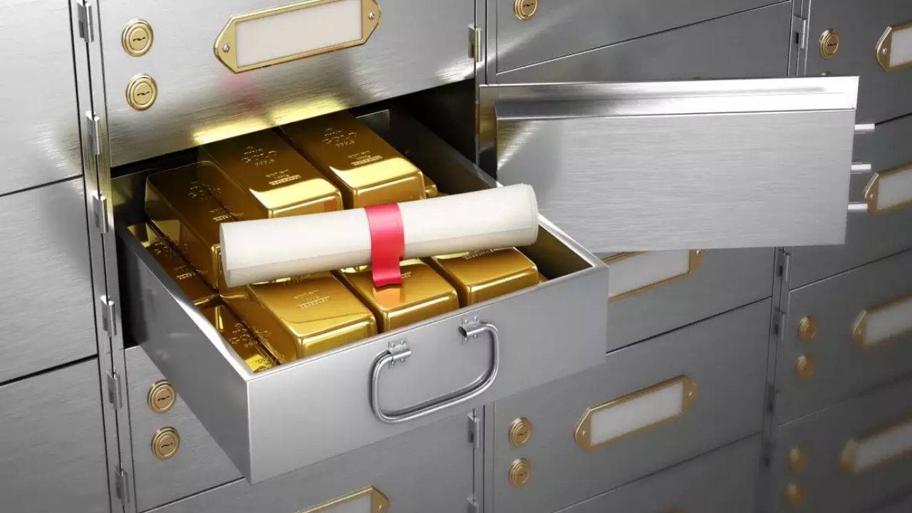 મોટાભાગની તમામ બેંકોએ ગ્રાહકના અધિકારોને આવરી લેતા સુધારેલા બેંક લોકર કરાર જારી કર્યા છે. બેંક લોકરના ગ્રાહકોએ તેના પર સહી કરવી જરૂરી છે. બેંકો તેમના ગ્રાહકોને ફોન કોલ્સ, એસએમએસ અને ઈમેલ દ્વારા જાણ કરી રહી છે. 