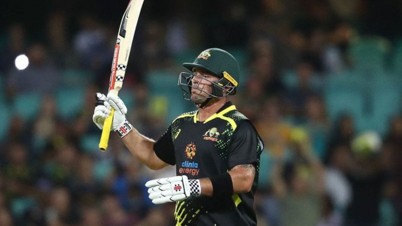 આ સિક્સ વાગ્યા બાદ બોલ સ્ટેડિયમમાં જ ખોવાઈ ગયો હતો.