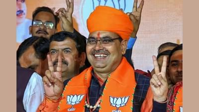 પહેલીવાર રાજસ્થાનના મુખ્યમંત્રી બનેલા ભજનલાલ વિશે દેશમાં દરેક વ્યક્તિ વધુને વધુ જાણવા માંગે છે. તેમના શિક્ષણ અને તેમના અનુભવોની પણ ચર્ચા થઈ રહી છે. અહીં આવો અમે તમને તેમના શિક્ષણ અને સંઘર્ષ વિશે માહિતી આપી રહ્યા છીએ.
