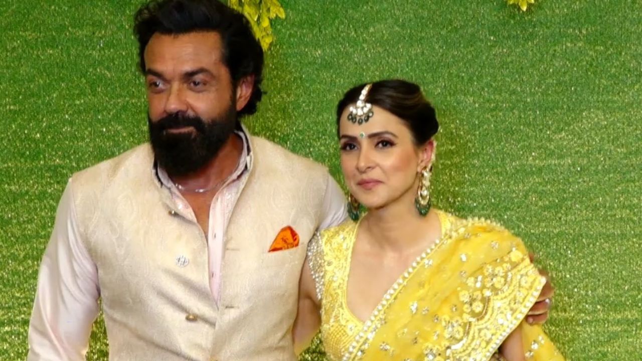 સંદીપ રેડ્ડી વાંગા દ્વારા દિગ્દર્શિત ફિલ્મમાં બોબી દેઓલ ગેંગસ્ટર અબરાર હકની ભૂમિકા ભજવે છે. ફિલ્મમાં તેના પાત્રને જબરદસ્ત વખાણ મળી રહ્યા છે. ફિલ્મમાં તેની બોડી ટ્રાન્સફોર્મેશન જોઈને બધા આશ્ચર્યચકિત થઈ ગયા છે. બોબી દેઓલે લગભગ ચાર વર્ષ પછી ફિલ્મ એનિમલ દ્વારા મોટા પડદા પર પુનરાગમન કર્યું છે.