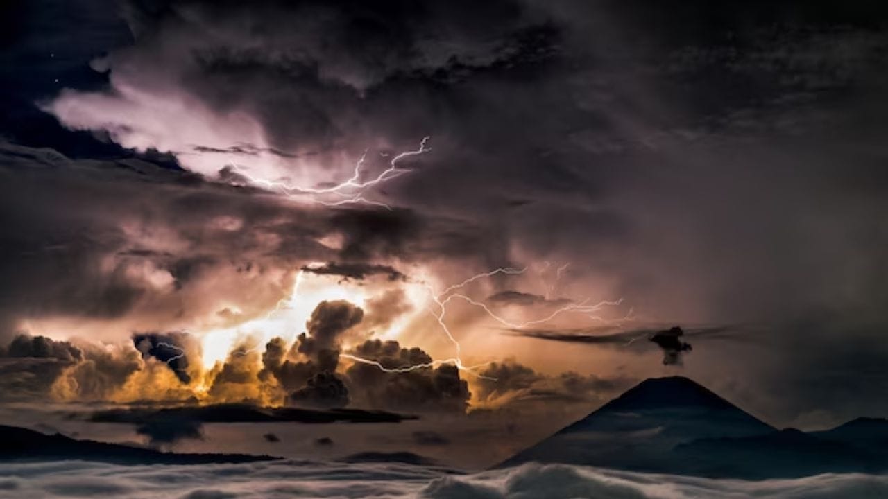 જ્યારે વાવાઝોડું અતિ ઝડપે જમીન સાથે અથડાય છે, ત્યારે વાદળો અસંતુલિત થઈ જાય છે, જેના કારણે વાદળો પાણીમાં ફેરવાઈ જાય છે અને ભારે વરસાદનું રૂપ ધારણ કરે છે. તેથી, મુશળધાર વરસાદ અને વાવાઝોડા સાથે ભારે વરસાદ આવે છે. (Image - PTI)