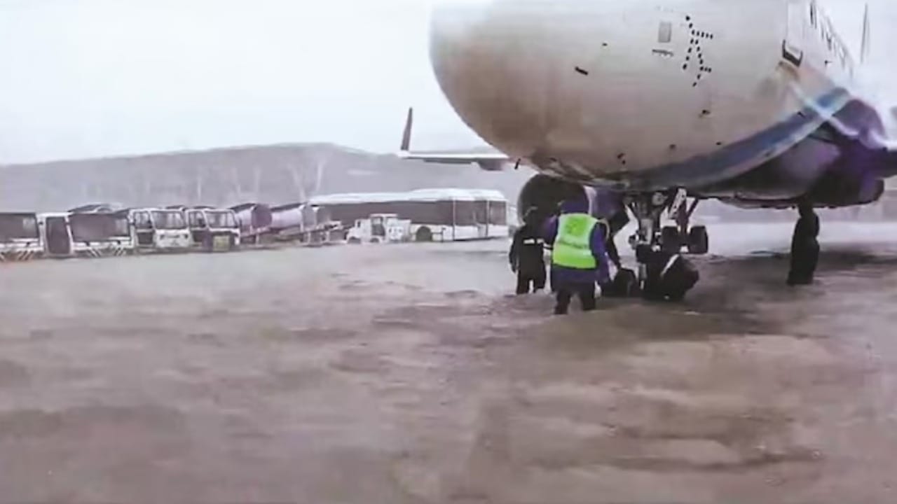 ચેન્નાઈના દરેક ભાગમાં ભારે વરસાદની અસર જોવા મળી રહી છે. એગમોર રેલ્વે સ્ટેશનના ટ્રેક પર પાણી ભરાઈ ગયા હતા. રેલવે પર તોફાનની અસર એ છે કે અત્યાર સુધીમાં 204 ટ્રેનો રદ કરવામાં આવી છે. ચેન્નાઈ ઈન્ટરનેશનલ એરપોર્ટ મંગળવારે સવારે 9 વાગ્યા સુધી બંધ કરી દેવામાં આવ્યું છે. ન તો કોઈ ફ્લાઈટ લેન્ડ થશે કે ન તો કોઈ ફ્લાઈટ ટેક ઓફ કરી શકશે. ભારે વરસાદને કારણે એરપોર્ટ પર પાણી ભરાઈ ગયું હતું. મિચોંગ વાવાઝોડાને કારણે ચેન્નાઈ એરપોર્ટ પર 23 ફ્લાઈટ્સ રદ કરવામાં આવી છે. ચેન્નાઈ આવતી 12 અને ચેન્નાઈથી ઉપડનારી 11 ફ્લાઈટ રદ કરવામાં આવી હતી. તોફાનના કારણે 10 ફ્લાઈટના રૂટ બદલવામાં આવ્યા છે.