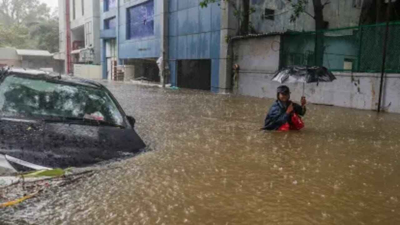 તેમણે દેશવાસીઓને ચેતવણી આપતા કહ્યું કે કેન્દ્ર આ રાજ્યોની સરકારોના સતત સંપર્કમાં છે. પૂર્વ કિનારે રાહત અને બચાવ કામગીરી અંગે અપડેટ લેવામાં આવી રહ્યું છે. તેમણે તમિલનાડુ, પુડુચેરી અને ઓડિશાના ભાજપના કાર્યકરોને રાહત અને બચાવ કામગીરીમાં મદદ કરવા અપીલ કરી હતી. તેમણે એમ પણ કહ્યું કે અમારા માટે પાર્ટી કરતા દેશ મોટો છે. દેશવાસીઓ દરેક વસ્તુ કરતા મોટા છે.