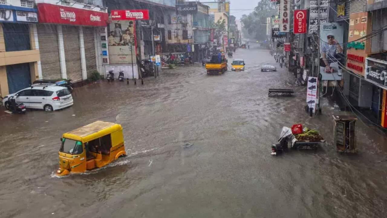 આ વાવાઝોડાના આગમન પહેલા જ ચેન્નાઈના મોટાભાગના વિસ્તારો પાણીમાં ડૂબી ગયા છે. ચેન્નઈ ઉપરાંત ચાંગલપટ્ટુ, કાંચીપુરમ, નાગપટ્ટનમ, કુડ્ડલોર અને તિરુવલ્લુર જિલ્લામાં ભારે વરસાદ થયો છે. કલમ 144 દરેક જગ્યાએ લાગુ છે. હવામાન વિભાગે આ જગ્યા માટે રેડ એલર્ટ જાહેર કર્યું છે. સામાન્ય જનજીવન અસ્તવ્યસ્ત થઈ ગયું છે.