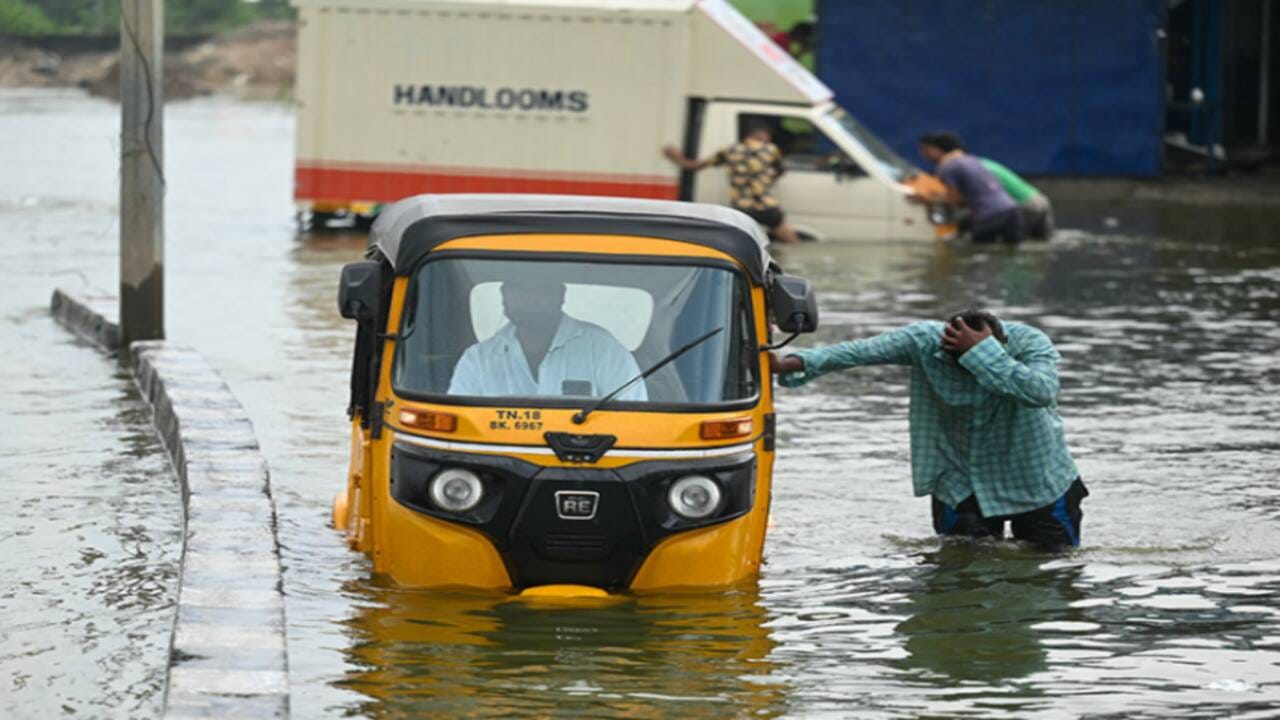 NDRFની 21 ટીમો તમિલનાડુ, આંધ્રપ્રદેશ, ઓડિશા અને પુડુચેરીમાં તૈનાત છે. આ રાજ્યોમાં NDRFની 8 વધારાની ટીમો સ્ટેન્ડબાય મોડમાં છે. ભારે વરસાદને કારણે અનેક વિસ્તારોમાં વૃક્ષો ધરાશાયી થયા છે. એક જગ્યાએ દિવાલ ધરાશાયી થતા 5 લોકોના મોત થયા હતા.