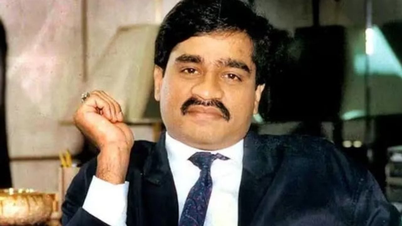 મીડિયા રિપોર્ટ મુજબ દાઉદ ઇબ્રાહિમ પાસે 670 મિલિયન ડોલર એટલે લગભગ 43 હજાર 550 કરોડ રૂપિયા ની સંપત્તિ છે અને તે વિશ્વના ટોચના 3 સમૃદ્ધ ડોનની સૂચિમાં શામેલ છે. અન્ડરવર્લ્ડ ડોન દાઉદ ઇબ્રાહિમ એક સમયે મુંબઇના કાળા બજારનો રાજા હતો. ગેરકાયદેસર દારૂનો ધંધો સોનાની દાણચોરી તેના કહેવા પર ચલાવતો હતો, પરંતુ 1993 માં બોમ્બ વિસ્ફોટમાં આરોપ મૂક્યા બાદ દાઉદ અહીંથી છટકી ગયો હતો. ત્યારથી, તે ભારતનો સૌથી વધુ વોન્ટેડ ગુનેગાર છે.