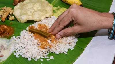 લાંબા સમય સુધી ચમચી કે કાંટા વડે ખોરાક આરોગવાથી શરીરને નુકસાન પહોંચી શકે છે. ચમચી અને કાંટા વડે ખોરાક ખાવાથી બ્લડ સુગરનું સંતુલન બગડવાનું જોખમ વધે છે.આવી સ્થિતિમાં ટાઇપ 2 ડાયાબિટીસ થવાની સંભાવના પણ વધે છે.તેથી વ્યક્તિએ ચમચીને બદલે હાથથી ખોરાક ખાવાનો આગ્રહ રાખવો જોઈએ.